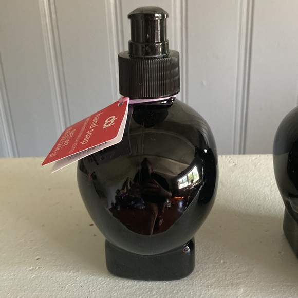 NWT 2 Pomegranate Vanilla Scented Black Skull 💀 Decorative Hand Soap Pumps 17.2 - Picture 12 of 17